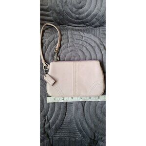 Coach Lavender Pink Glovetanned Leather Wristlet Top Zip F42389 Wristlet